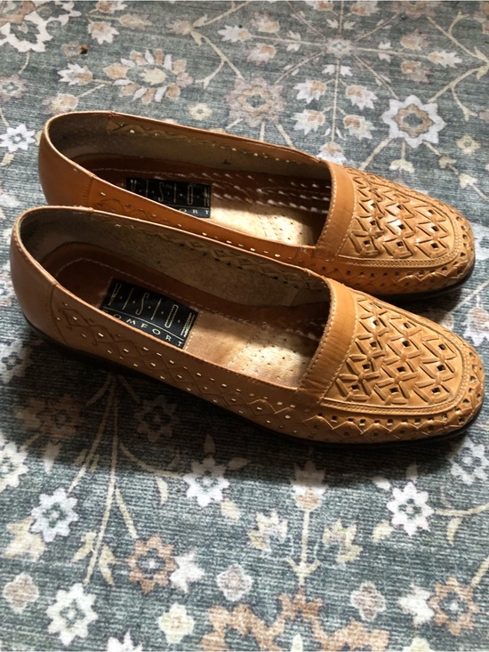 Vintage Shoes - Vintage Tan Leather Slip-On Loafers 🖤